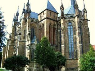 Ritterstift-Ansicht von Südosten-Gotische Basilika über Chor und Querhaus-in Übersicht-südlicher Chorseitenturm nur bis Dachhöhe aufgeführt-reichhaltige Ornamentik