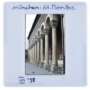 München, Abtei St. Bonifaz : Arkaden Hauptfassade