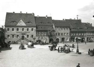 Hoyerswerda, Markt, Westseite mit Rathaus und Wohn- und Geschäftshäusern