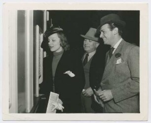 Marlene Dietrich und Douglas Fairbanks Jr., Rennbahnbesuch (Los Angeles, zirka 1933 - 1939) (Archivtitel)