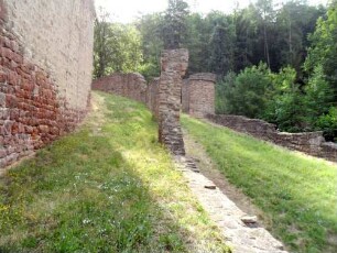 Ansicht im Westen Zwingerbreich nach Süden mit äußerer und innerer Zwingermauer sowie aufgehender Mantelmauer der Kernburg im Osten