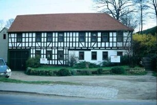 saniertes Fachwerkhaus mit überbauter Tordurchfahrt, Eingang zum Thüringer Ableger des Deutschen Zentrums für Handwerk und Denkmalschutz, Sitz Fulda