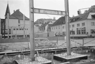 Bau einer Fußgängerüberführung über den gefährlichen Bahnübergang und die stark frequentierte Bundesstraße 10 in Höhe der Kirchstraße in Grötzingen