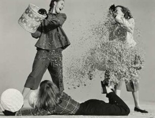 "Confetti" , Modeaufnahme, Modelle Beth Wilson, Rone Compton, Judith Underwood (Junior Bazaar)