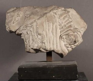 Oberkörper einer spätarchaischen weiblichen Gestalt in Chiton und Schrägmäntelchen. Nike