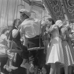 Der Alljährliche im Herbst durchgefühtre Jahrmarkt in Karlowo (Lewskigrad). Karusells als Freizeitvergnügen. Bewohner aus Rosental in ihrer traditionellen Tracht