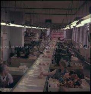 Puppenproduktion am Fließband im VEB Puppenfabrik Waltershausen