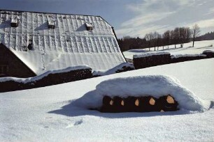 Hinterzarten: Schnee auf Dach eines Hofes; Vordergrund Tonröhren