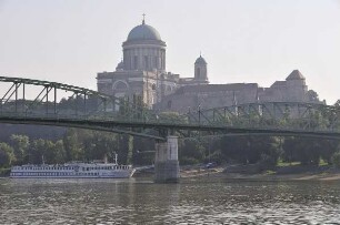 Esztergom - Die Basilika : Blick von der Donau auf die Basilika von Esztergom, aufgenommen am 13. Juni 2011