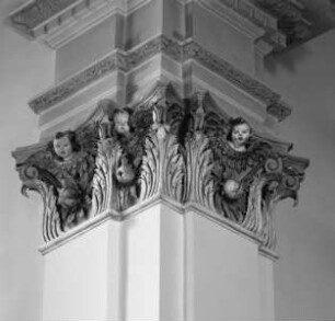 Kapitelle mit Engelsköpfen — Kapitell