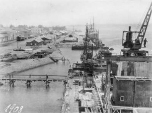 Hafen : Hafen mit Kränen, links Häuser