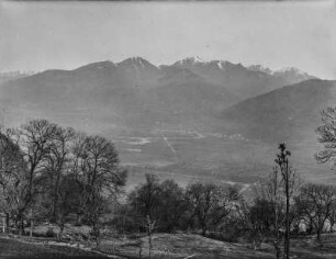 Panoramablick : Blick in eine weite Landschaft auf eine Ortschaft im Gebirge