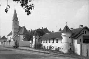 Strass [Burgheim]: Tiefburg [Ummauerung des ehemaligen Schlosses]