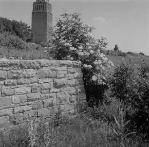 Weimar-Buchenwald. Mahnmal auf der Südseite des Ettersbergs (1954-1958) mit Turm der Freiheit, davor die Figurengruppe von Fritz Cremer