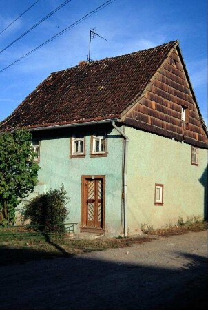 kleines Wohnhaus, Giebel mit Ziegeln verhängt