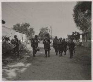 Wehrmachtssoldaten, Kreta, Gebirgsjäger marschieren in die Stellung.