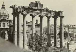 Rom. Forum Romanum. Tempel des Saturn. Links im Hintergrund Kirche Santi Luca e Martina