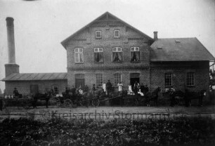 Reproduktion: Meierei Mollhagen-Sprenge: Fotografie von 1887: 75-jähriges Jubiläum der Meierei-Genossenschaft Todendorf-Mollhagen: Meiereigebäude: davor landwirtschaftliche Fuhrwerke bei der Milchanlieferung: diverse Personen