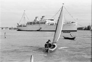 Reisefotos Italien. Venedig. Passagierschiff "Milwaukee" auf dem Canal Grande. Ansicht mit Gondel und Segler