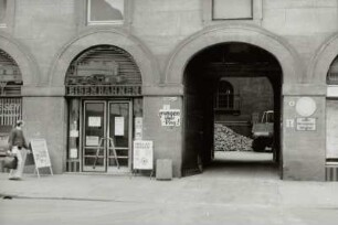 Dresden-Altstadt, Kreuzstraße 8 und 6. Durchfahrt zum Turminnenhof zwischen Reisebüro (ehem. Modelleisenbahnen führender Laden) und Tapetenladen im Rathausflügel (Wiederaufbau 1948-1952)