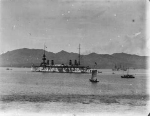Militärschiff : Großes Militärschiff ankert in einer Bucht