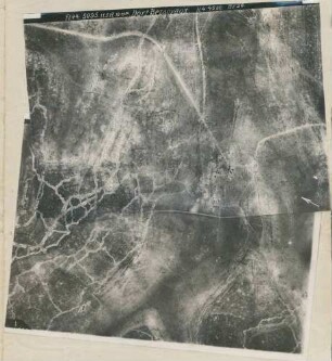 Foto des Dorfes Bezonvaux und des Geländes nordwestlich davon (Luftbild)