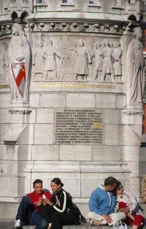 Belgien. West - Vlaanderen. Brugge. Grote Markt. Pärchen unter dem Denkmal fuer die Zunftmeister