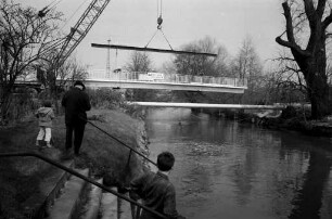Montage einer Aluminiumbrücke über die Alb zwischen Weiherfeld und Dammerstock