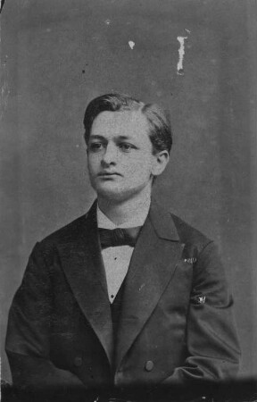 Junger Mann : Junger Mann, Hüftporträt. Fotografie (Carte-de-visite)