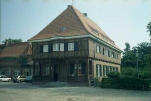 ehemaliges Gut Trenthorst-Wulmenau: Trenthorst: Wirtschaftshof [Karree]: Blick von Südwesten: östlicher Kopfbau mit Arkaden: hinten links Ostflügel