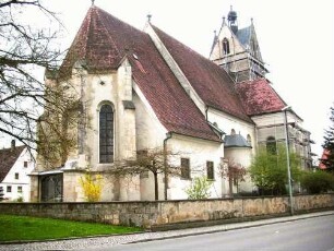Ansicht von Nordosten mit Kirche (im Kern Gotisch-Langhaus Barock überarbeitet) über Kirchhofmauer (Wehrgang im 18 Jh abgetragen)