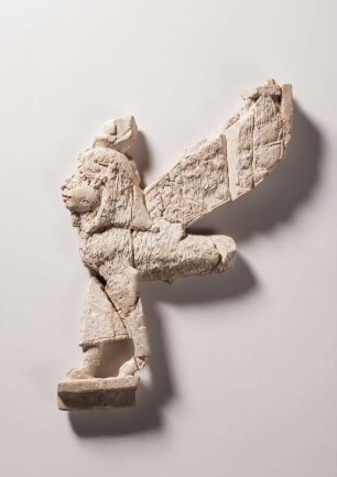 Fragment eines à jour gearbeiteten Elfenbeinreliefs einer Sphinx