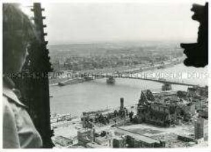 Blick auf die neue Deutzer Brücke in Köln