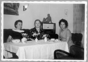 Gruppenbild in einem Wohnzimmer