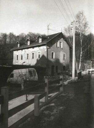 Leubsdorf-Schellenberg, Höllmühle 9. Wohnhaus der ehemaligen Mühle (um 1890). Giebelfront