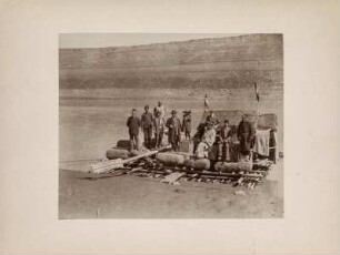 Floßfahrt : Menschen und Güter auf einem Floß auf dem Tigris. In der Mitte mit Hut und Stock der Geograph Hugo Grothe (1869-1954).