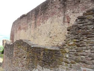 Ansicht im Südwesten mit Mantelmauer der Kernburg über innerer Zwingermauer (Wehrgang abgetragen)