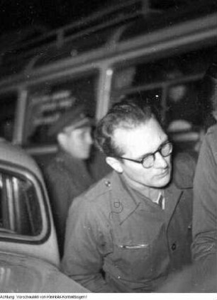 Erich Honecker, Vorsitzender der FDJ verabschiedet in Schmilka eine Friedensstafette, die ihre Botschaft zu einem internationalen Kongress in Wien bringt, 1952