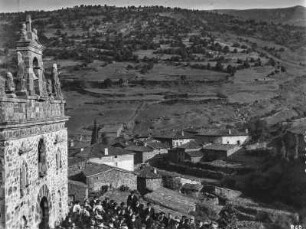 Wallfahrtskapelle von Villavelayo : Blick von der Wallfahrtskapelle über das Dorf