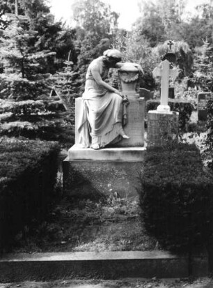 Grabmal der Familie Schmidt : Grabmal der Familie Schmidt. Marmor. um 1930. Dresden-Johannstadt, Trinitatisfriedhof