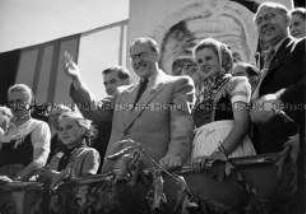 Otto Grotewohl auf dem Kulturtreffen der Sorbischen Jugend in Burg
