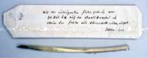 Schreibfeder, mit welcher der Friedensvertrag zwischen Österreich, Preußen und Dänemark in Wien unterzeichnet worden ist, mit Papierhülle; Wien, 30. Okt. 1864