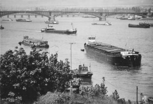 Reede Mainz/Rhein mit Straßenbrücke