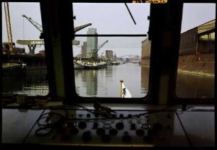 Duisburg, Ruhrort: Hafenrundfahrt, aus dem Kommandostand des Schiffes