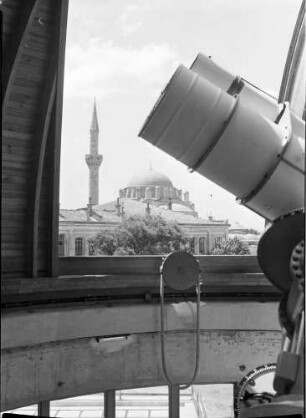 Istanbul: Fernrohr der Sternwarte, Moschee