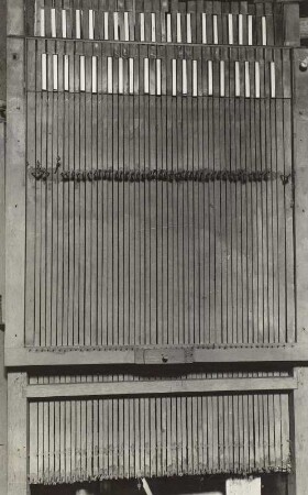 Langhennersdorf b. Freiberg: Kirche. Orgel von Zacharias Hildebrand. Manualklaviatur der 1910 durch Umbau verdorbenen Orgel.