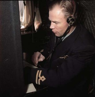 Navigator im Cockpit : Portrait des Navigators im Cockpit der Lufthansamaschine auf dem Flug nach Warschau