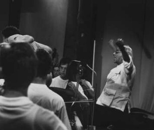 Leonard Bernstein (1918-1990; Pianist, Komponist, Dirigent) beim Dirigieren. Salzau, 1986