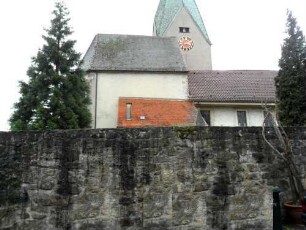 Ansicht von Norden im Nordnordosten mit Kirche (gotisches Hochchor) über Kirchhofmauer (mit Werksteinen im Mauersteinverband)
