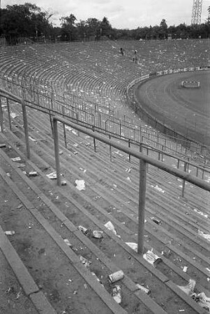 Länderkampf Deutschland - Albanien und Fußballspiel des KSC gegen VfL Bochum im Wildparkstadion